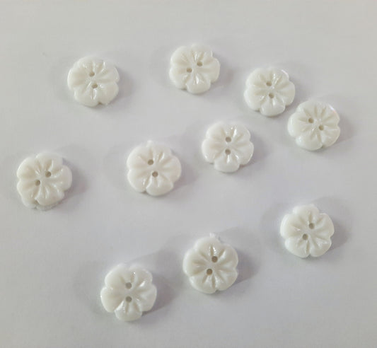 P037 15mm White Flower Button